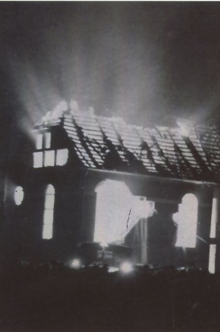 Die brennende Synagoge Vielserstraße in Salzkotten. (Foto: Kreismuseum Wewelsburg)